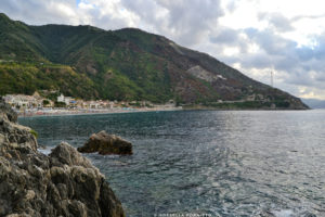 vista scogli spiaggia scilla