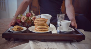 vassoio colazione a letto caffè pancake